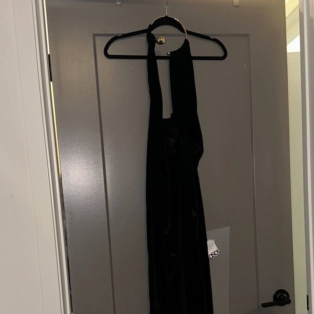 ASOS DESIGN halter neck drape maxi with gold tone neck - Picture 2 of 5